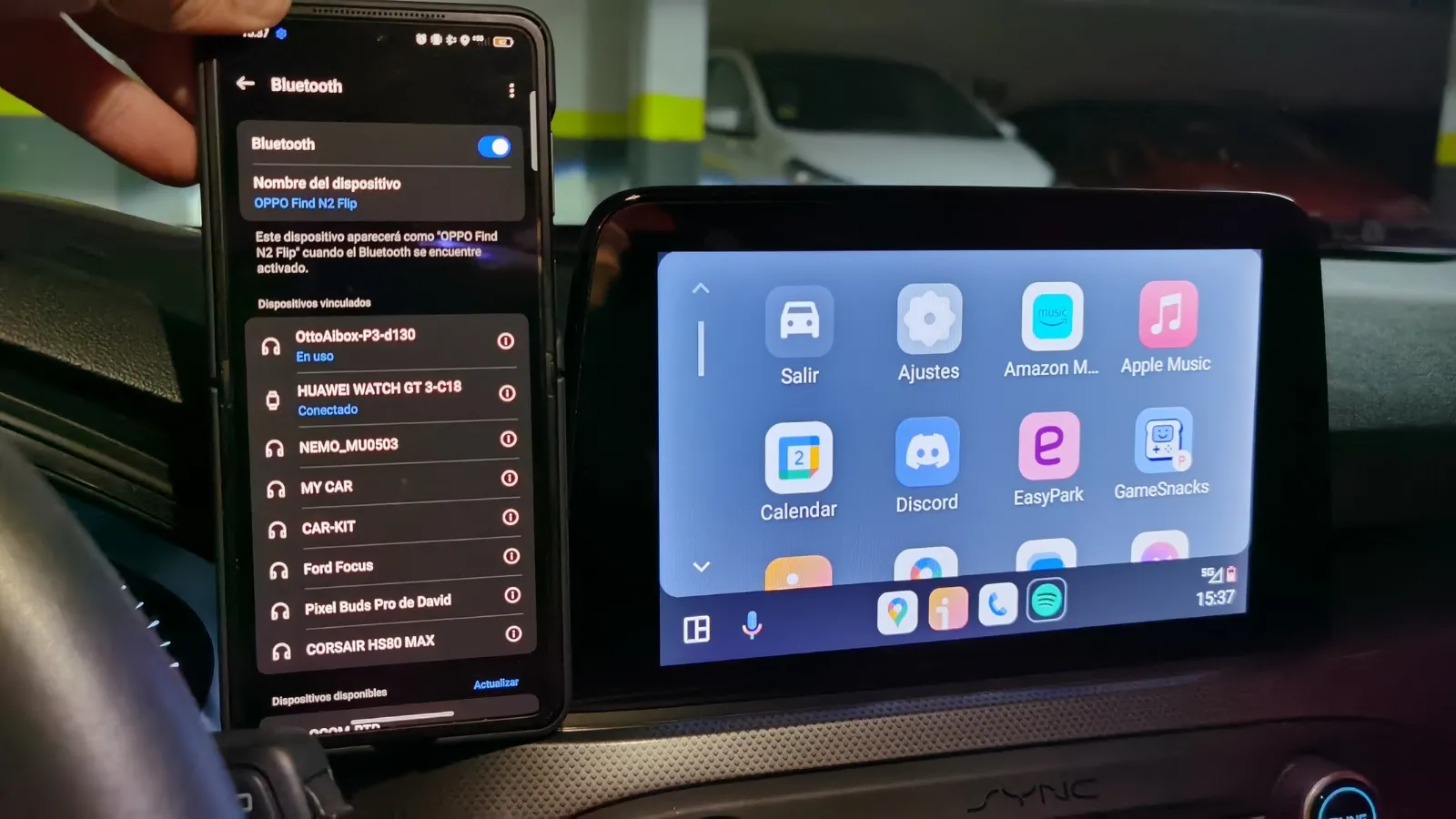 Menú de ajustes Bluetooth en un teléfono móvil junto a la pantalla de un coche con la interfaz de Android Auto y varias aplicaciones instaladas.