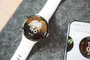Google Pixel Watch 4 junto a un móvil
