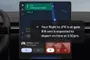 Notificación de inteligencia personal de Gemini en la pantalla de Android Auto que muestra información sobre un vuelo.