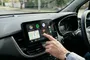 Persona interactuando con la interfaz de Android Auto en la pantalla táctil de un coche
