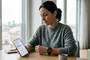 Mujer con la app Samsung Health