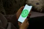 Usuario utilizando WhatsApp en su móvil