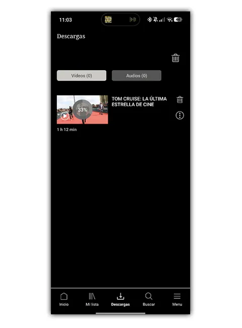 Sección de descargas de la aplicación RTVE Play en un teléfono móvil con un vídeo en proceso de bajada.