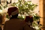 Familia en Navidad junto a un árbol decorado