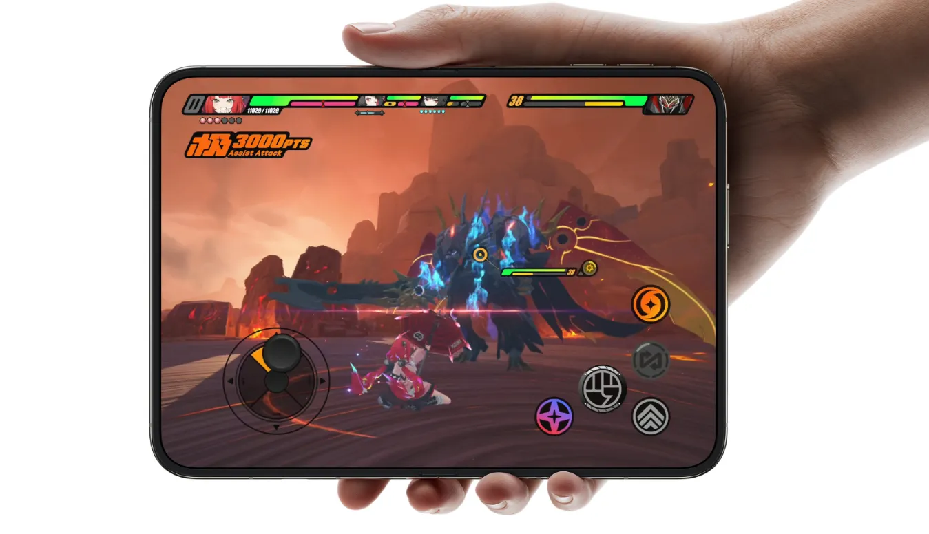 Gros plan d'une main tenant l'iPhone Duo déplié horizontalement tout en exécutant un jeu vidéo d'action avec des commandes tactiles à l'écran.