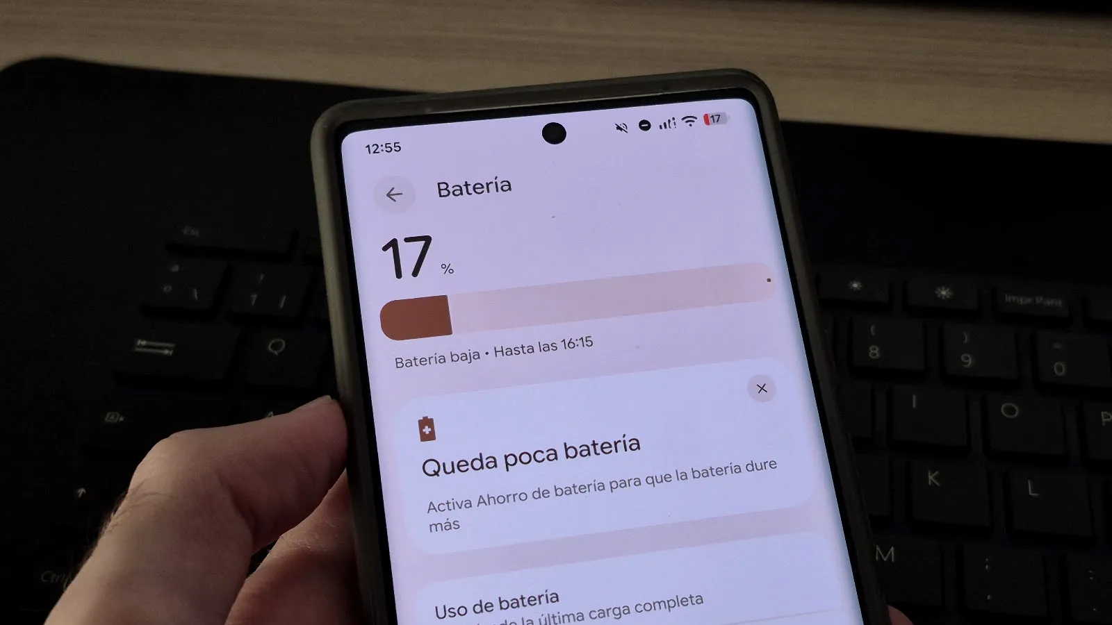 Gros plan de l'écran d'un mobile Android affichant 17 % de batterie et l'avertissement de batterie faible.