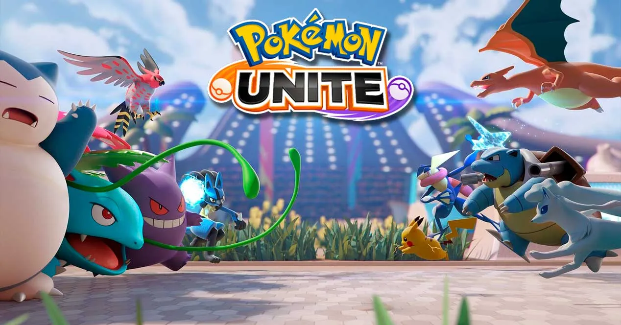 Logo Pokémon Unite entouré de personnages comme Pikachu, Charizard, Blastoise et Ronflex devant un stade.