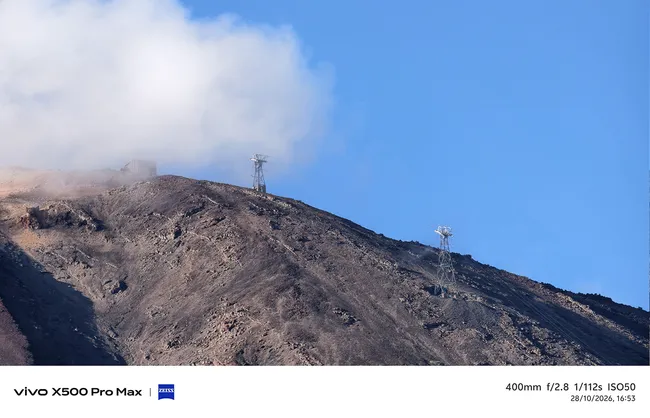 Détail de la pente du Teide avec nuages et antennes de communication, photographié avec le vivo-X500.