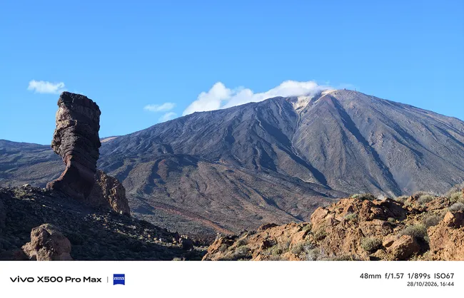 Paysage diurne du Teide et du Roque Cinchado à Tenerife sous un ciel clair, pris avec un vivo-X500.