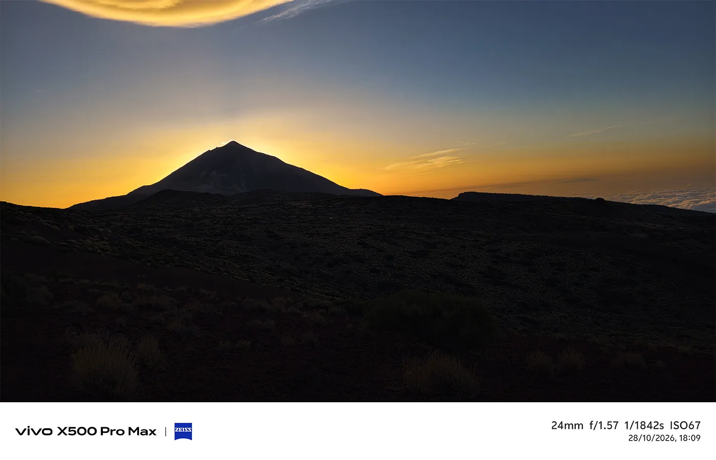 Photographie du Teide au coucher du soleil avec le soleil se couchant derrière le sommet, prise avec un smartphone vivo-X500.