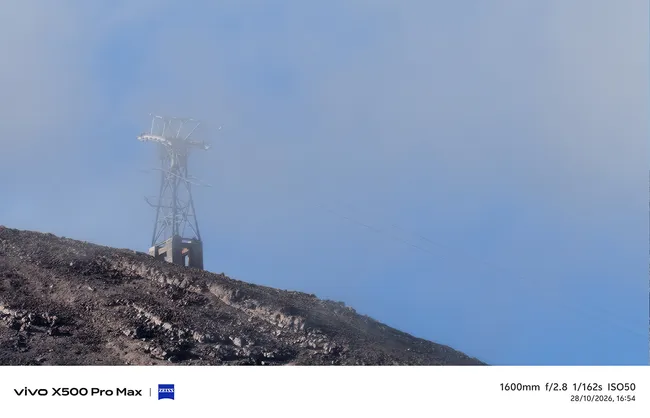 Tour de télécommunications au sommet du Teide dans la brume, capturée avec un vivo-X500.