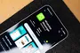 Pantalla de un smartphone mostrando la ficha de descarga de WhatsApp Messenger en Google Play Store.