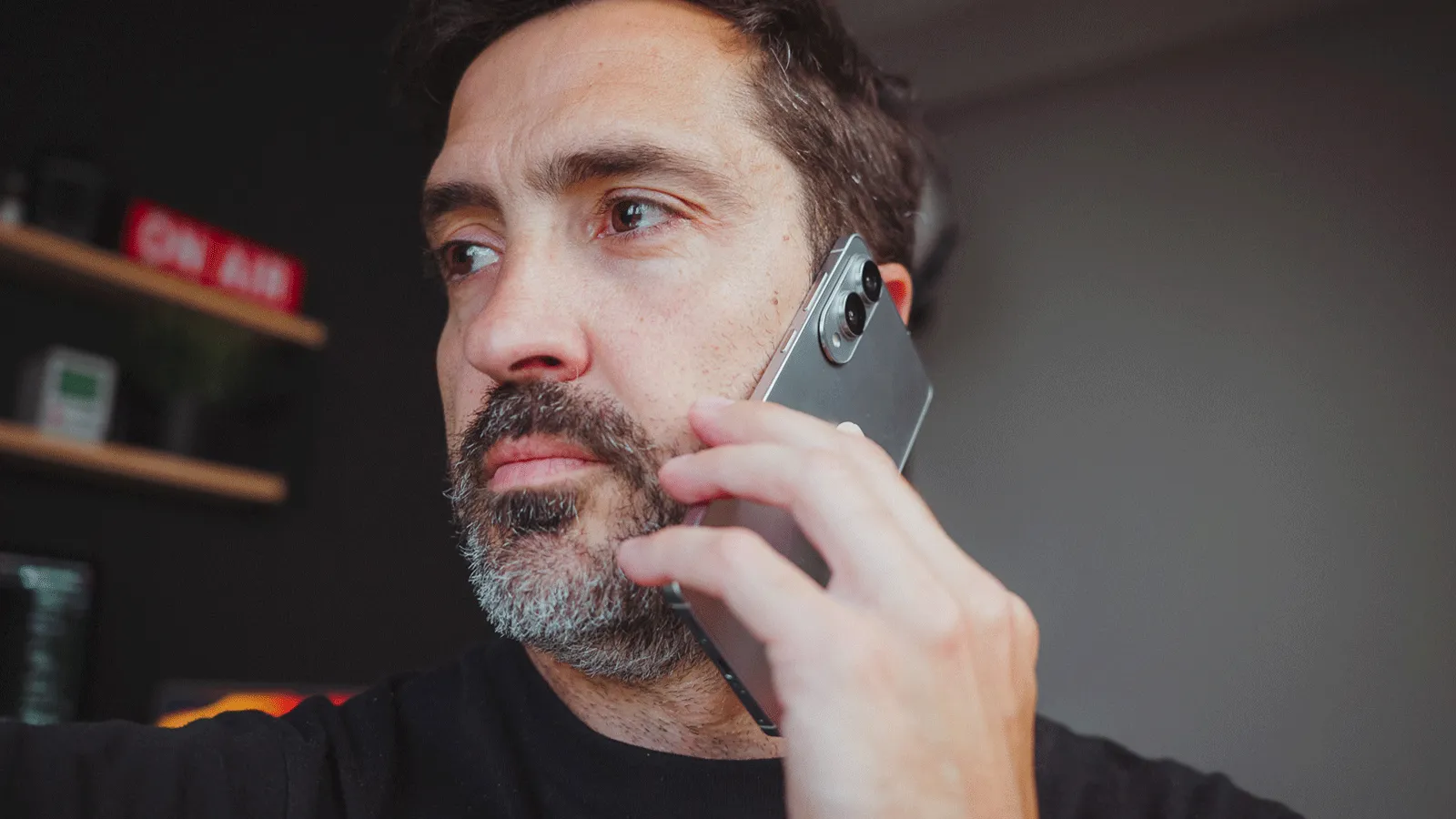 Primer plano de un hombre hablando por el Samsung Galaxy S25 Edge sujetando el dispositivo contra su oreja.