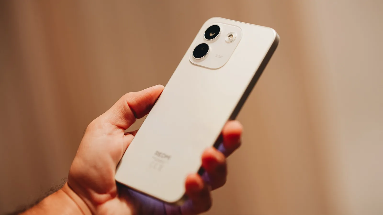Arrière d'un téléphone mobile Redmi Note 17 Pro Max 5G en blanc avec module circulaire à double caméra.