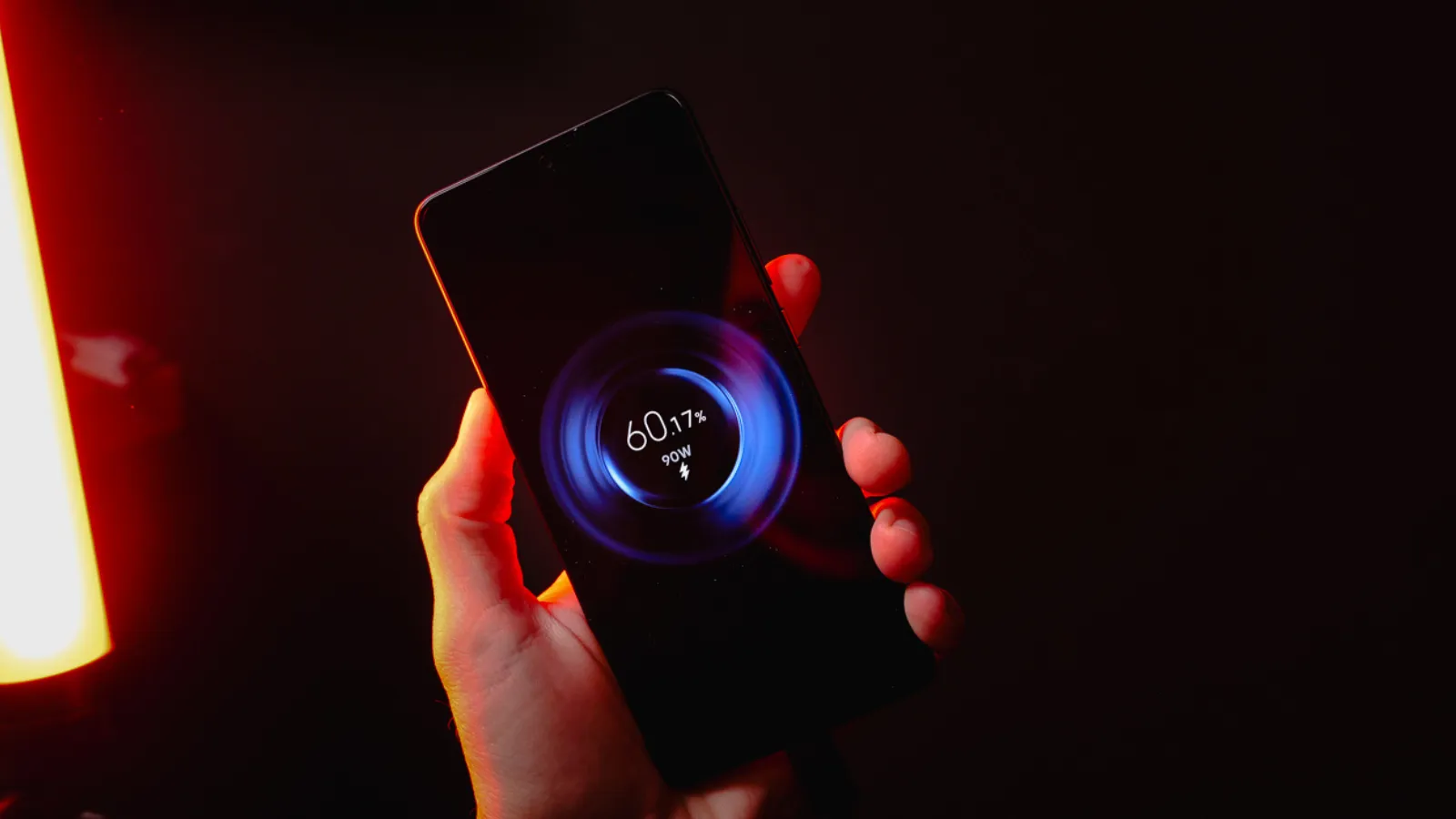 Gros plan d'un smartphone POCO X7 Pro Iron Man Edition montrant l'animation de charge rapide de 90 W à l'écran.