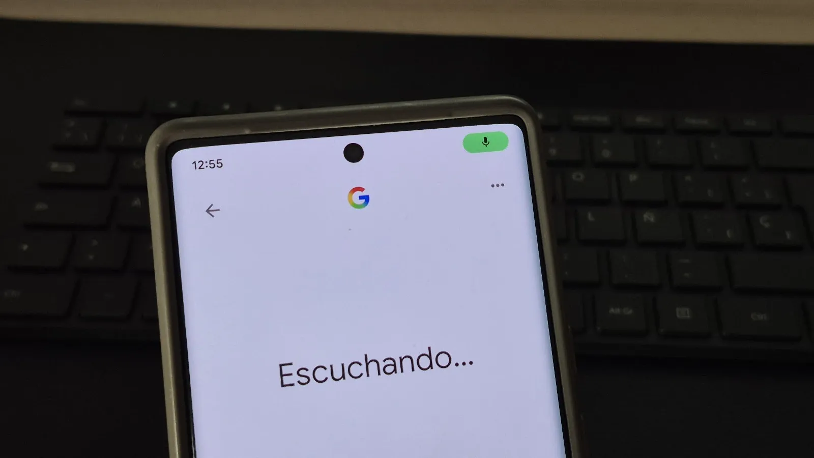 Écran d'un téléphone mobile avec le texte Écoute et une icône de microphone vert actif dans la barre supérieure.