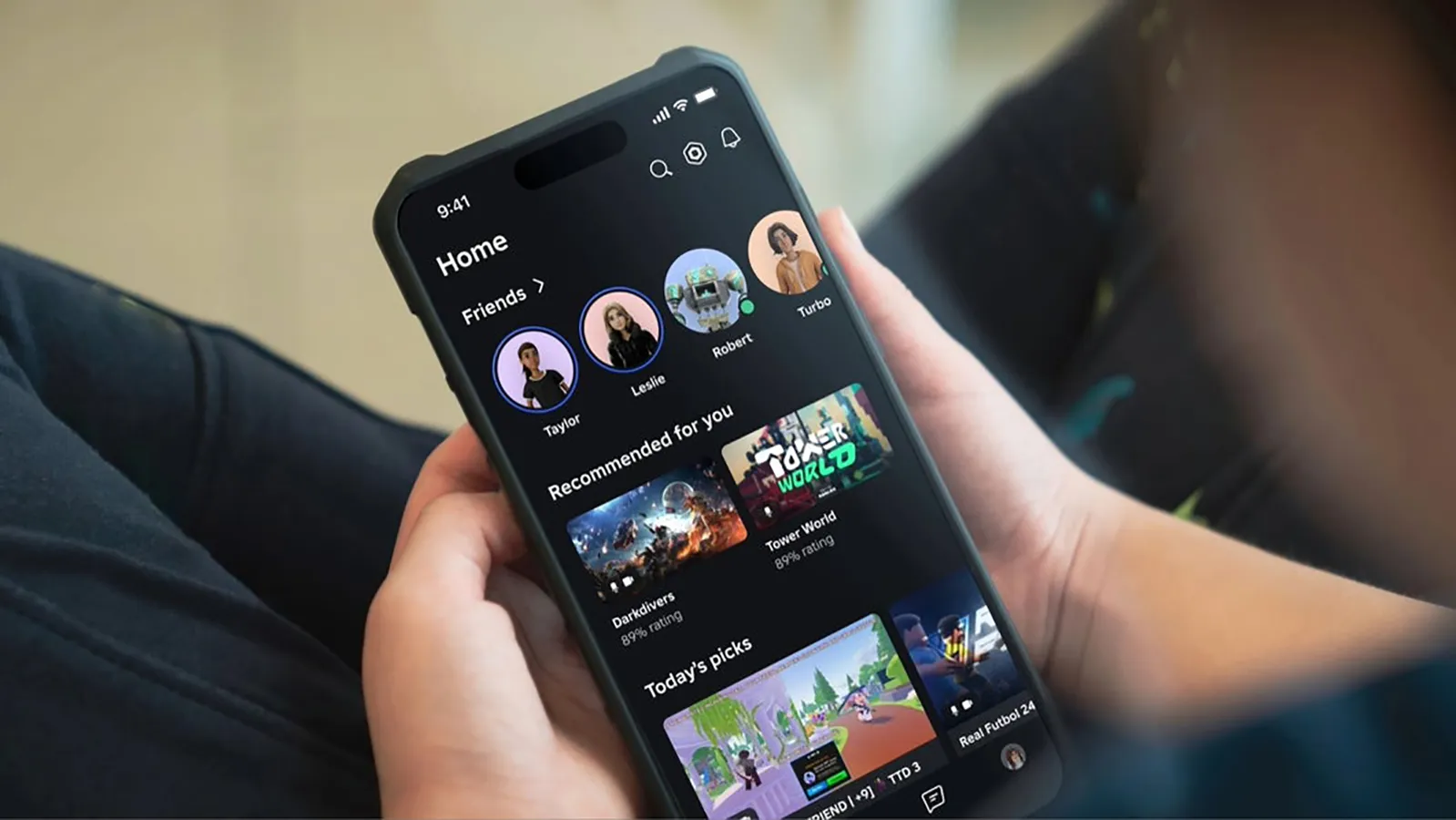 Interface de lancement de l'application Roblox ouverte sur un téléphone mobile tenu à la main.